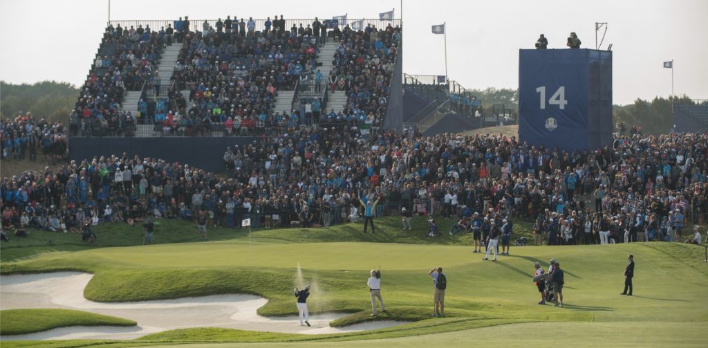 Golf Green mit hunderten Zuschauern